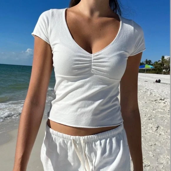 🌼🪻💙🕊️Brandy Melville Blue Floral Gina Top - Picture 4 of 6